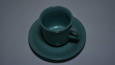 Beyaz arkaplanlı boş yeşil kahve fincanı