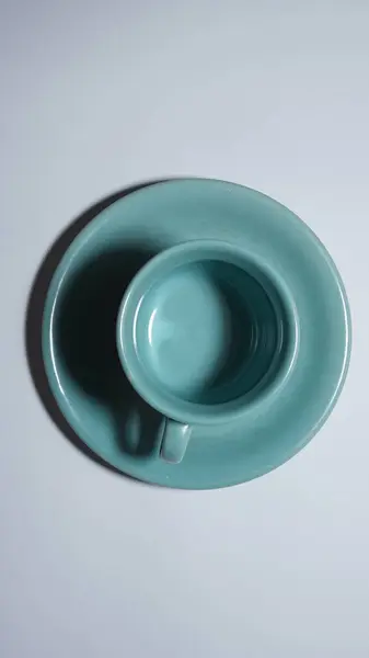 Beyaz arkaplanlı boş yeşil kahve fincanı