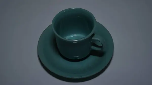 Beyaz arkaplanlı boş yeşil kahve fincanı