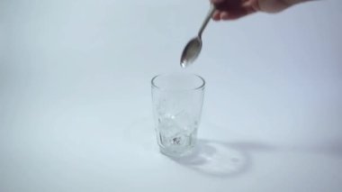 Soğuk bir içecek için Taze Buz Küpleri Boş Bardağa Ekleniyor