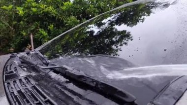 Tozlu bir arabayı yıkamak Yolda geçen bir günden sonra