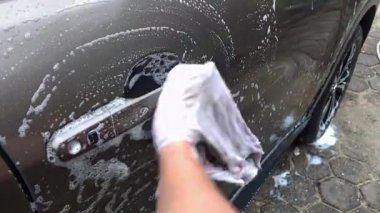 Tozlu bir arabayı yıkamak Yolda geçen bir günden sonra
