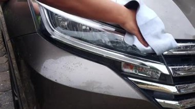 Titiz bir yıkamadan sonra Chamois ile araba kurutmak