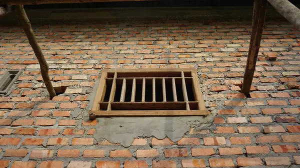 Açığa Çıkan Tuğla Duvarlı İnşaat Binası