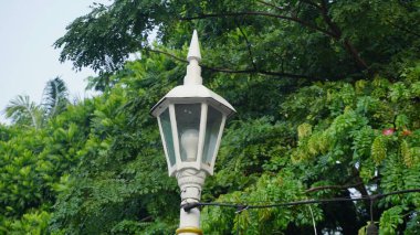 Beyaz Bahçe Lambası Sabah Işığında