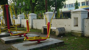 Şehir parkındaki açık hava spor malzemeleri.