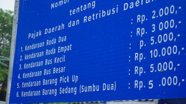 Endonezya şehir parkında park ücreti bilgilendirme kurulu