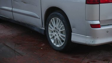 Gri Mini Minibüsün Arka Çarkı