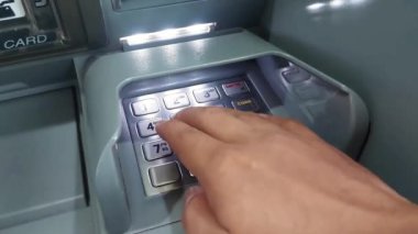 ATM makinesinde PIN 'e giren kişi