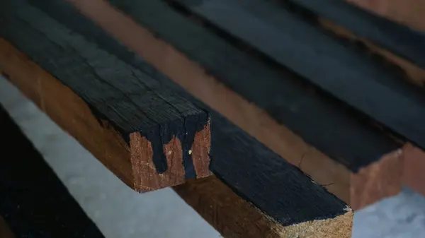 İnşaat için siyah boyalı ahşap kirişler