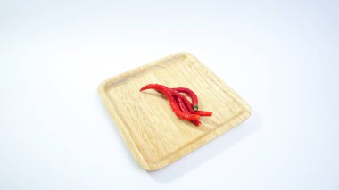 Beyaz arkaplanda kırmızı biber