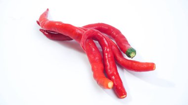 Beyaz arkaplanda kırmızı biber