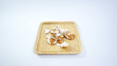 beyaz zemin üzerine yumurta haşlanmış soyulmuş