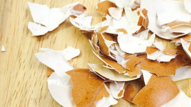 beyaz zemin üzerine yumurta haşlanmış soyulmuş