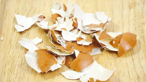 beyaz zemin üzerine yumurta haşlanmış soyulmuş