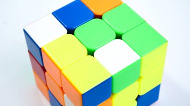 Beyaz Arkaplanda Çözülmemiş 3x3 Rubik Küpü