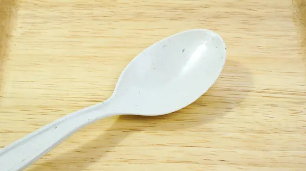 İzole edilmiş arkaplanı olan beyaz plastik kaşık