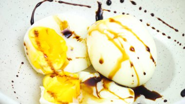 Beyaz Arkaplanda Yumuşak Kaynamış Yumurta