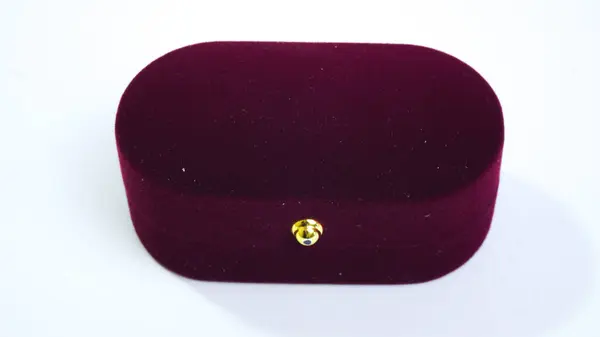 Beyaz Arkaplanda Kırmızı Yüzük Kutusu