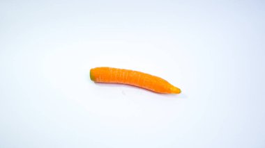 Bahçeden taze toplanmış havuç.