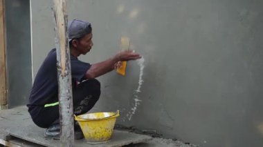 Ev Yapımı sırasında Duvara Çimento Uygulayan Adam