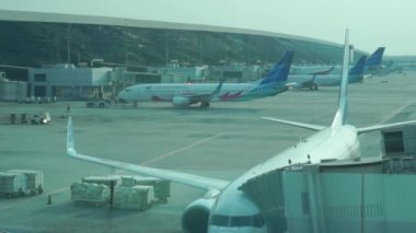Jakarta 'daki Soekarno-Hatta Uluslararası Havalimanı' ndan kalkış için piste giden uçak.
