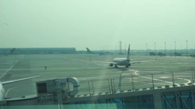Jakarta 'daki Soekarno-Hatta Uluslararası Havalimanı' ndan kalkış için piste giden uçak.
