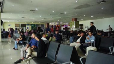havaalanına gidiş salonunda bekleyen yolcular