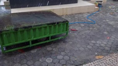 Açık Kargo Yataklı Yeşil Motosiklet Şiddetli Yağmurda Park Edildi