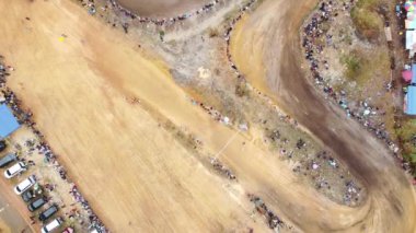 Kırsal Köy 'de Kalabalık Seyircilerle Motocross Olayının Drone Görüntüsü