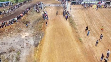 Kırsal Köy 'de Kalabalık Seyircilerle Motocross Olayının Drone Görüntüsü