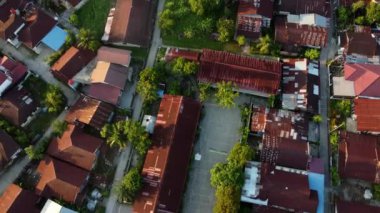 Yeşil Alanlar ve Ağaçlarla Kenar Mahalle Yerleşim Alanının Hava Görünümü