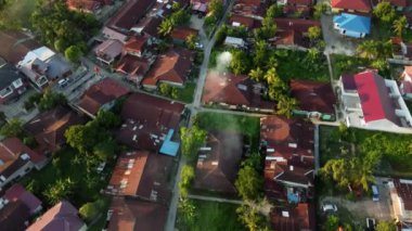Yeşil Alanlar ve Ağaçlarla Kenar Mahalle Yerleşim Alanının Hava Görünümü