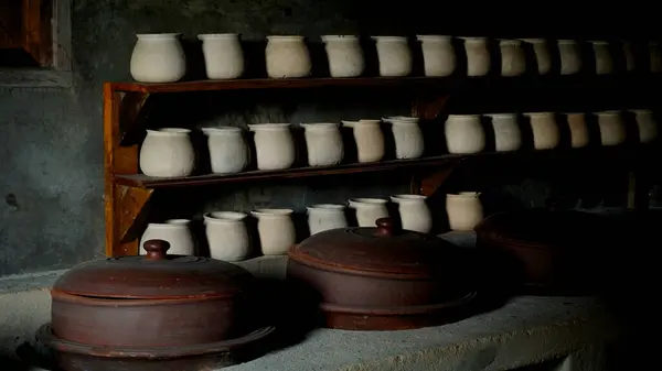 Antika Mutfak 'taki Duvar Rafına Düzenlenmiş Kil Kupalar