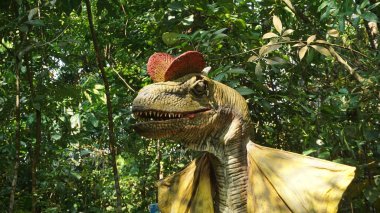 Turizm Alanındaki Antik Orman Çekiminde Dinozor Heykelleri