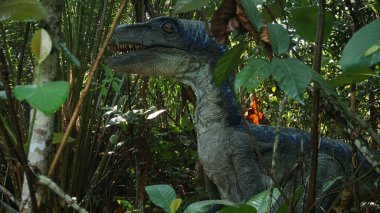 Turizm Alanındaki Antik Orman Çekiminde Dinozor Heykelleri