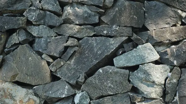 Doğal Taşlardan Yapılan Geleneksel Ev Duvarı