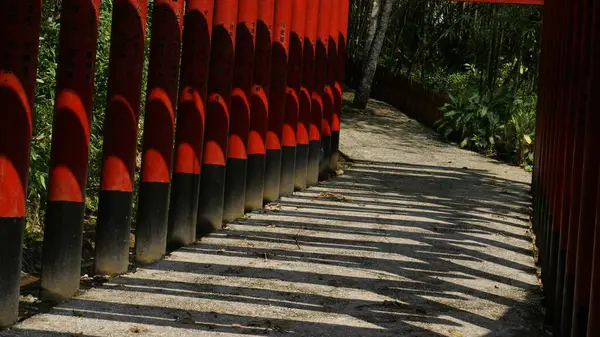 Kanji ile süslenmiş Kırmızı Sütunlu Japonca-İlhamlı Yol