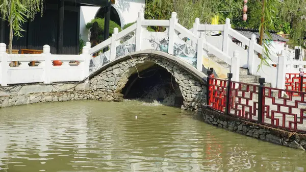 Japon Estetik Tarzı Köprüsü Gölde Yüzen Gıda Dükkanına Gidiyor