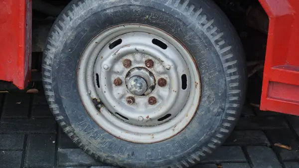 Değiştirilmiş Araç Lastiğinin Lastik Ayrıntılı Kapanışı