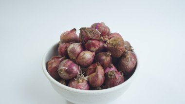 Bir kase Soyulmamış Kırmızı Soğan