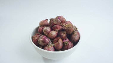 Bir kase Soyulmamış Kırmızı Soğan