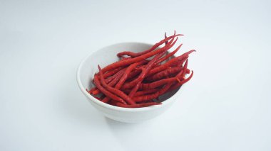 Beyaz arka planda taze kırmızı biber.