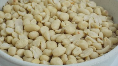 Beyaz arkaplanlı kabuklu fıstıklar