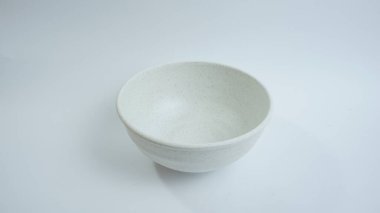 Beyaz arkaplanda boş bir kase