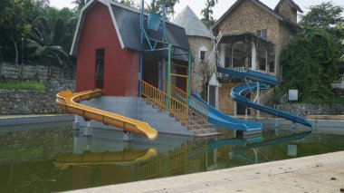 Terk Edilmiş ve Kirli Yüzme Havuzu