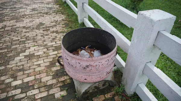 Şehir parkındaki çöp kutusu.