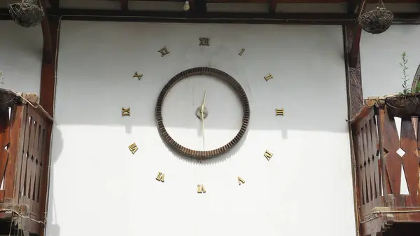 Duvardaki geleneksel Duvar Saati