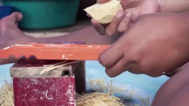 Yemek ve Gıda Hazırlama Süreci İçin Elle Izgara Patates