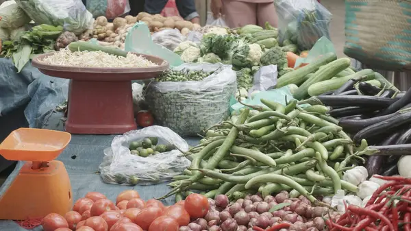 Sebze Dükkanı Geleneksel Pazarda Taze Ürün Çeşitliliği Satıyor